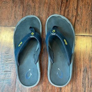 Kids OluKai flip flops size 4-5
